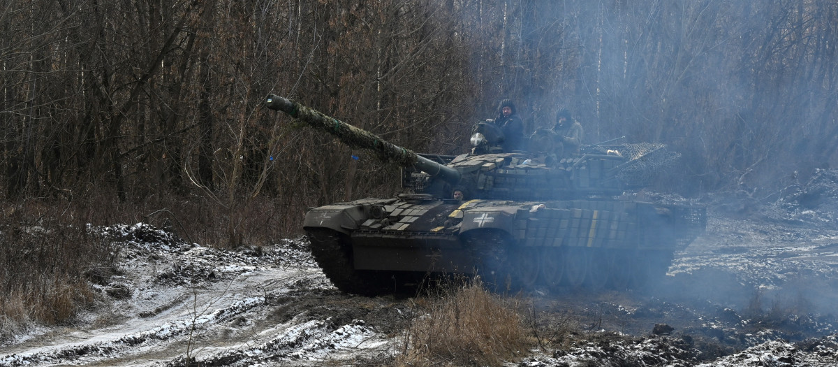 Soldados ucranianos de la 3.ª Brigada de Tanques de las Fuerzas Terrestres de Ucrania viajan a bordo de un tanque T-72 en un lugar no revelado de la región de Járkov