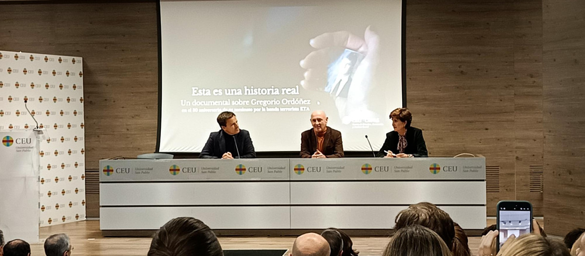 En el pase del documental 'Esta es una historia real' participaron Iñaki Arteta (centro) y María San Gil (derecha)