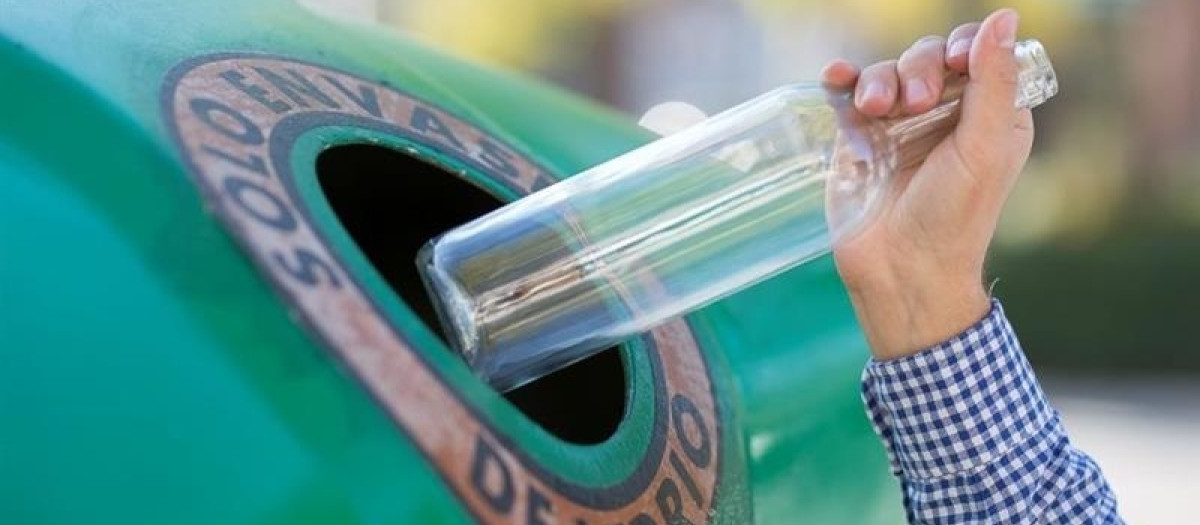 Reciclado de vidrio en el iglú verde