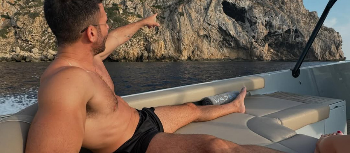 Miguel Ángel Silvestre, de viaje en barco por Ibiza
