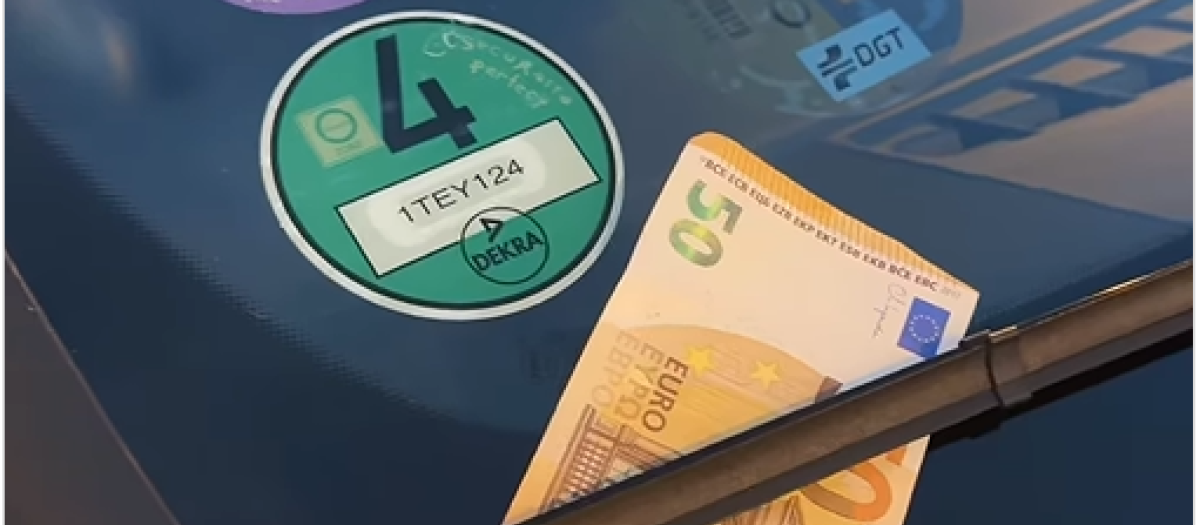 La clave está en un billete en el parabrisas, da igual la cantidad