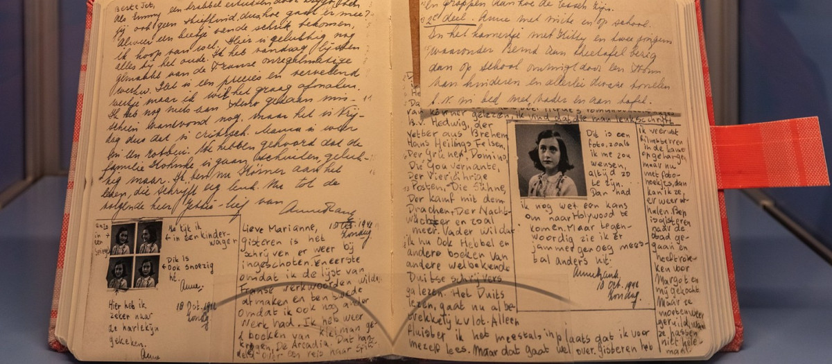 El diario original de Ana Frank expuesto temporalmente en la iglesia de Kiel, en Alemani
