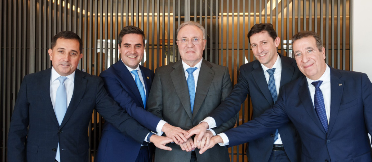 Representantes del consorcio vasco liderado por Sidenor