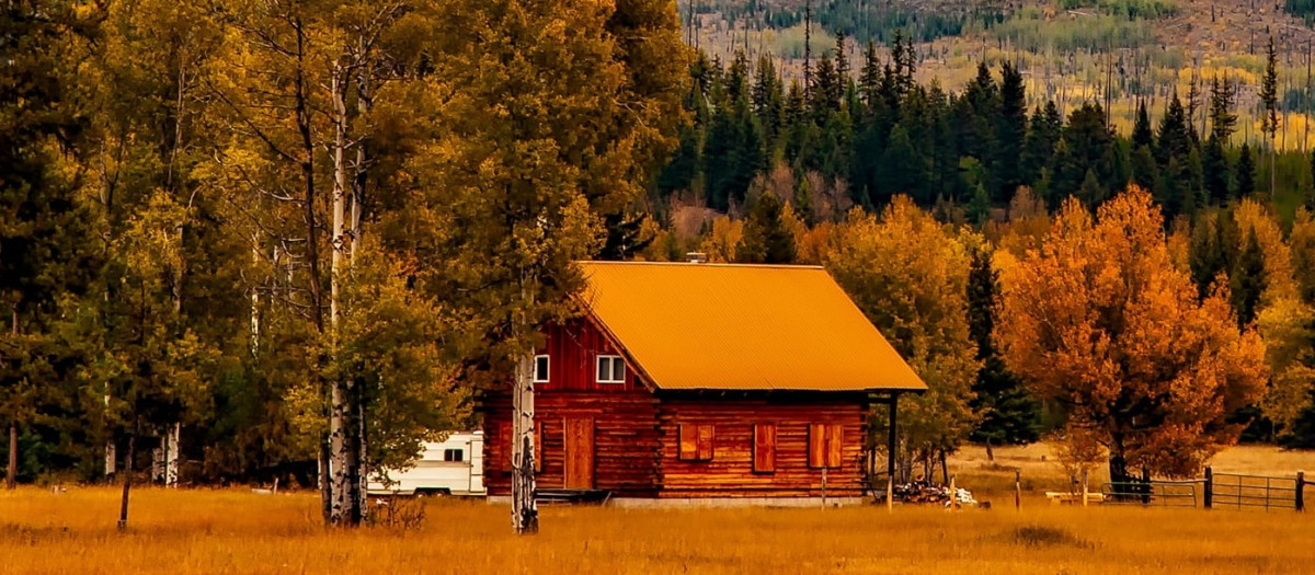 Cabaña de campo en el otoño