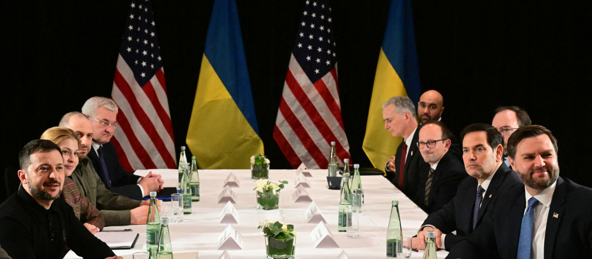 El vicepresidente estadounidense JD Vance (der.), el secretario de Estado estadounidense Marco Rubio (2.º por la der.) y el presidente ucraniano Volodymyr Zelensky