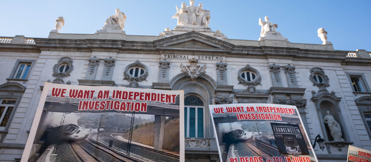 (Foto de ARCHIVO)
Varias personas con carteles en los que piden una investigación independiente durante una manifestación de la Asociación Plataforma de Víctimas Alvia 04155, a su llegada a una vista pública, al Tribunal Supremo, a 21 de noviembre de 2023, en Madrid (España). El Tribunal Supremo ha citado a una vista a la asociación Plataforma Víctimas Alvia 04155, que representa a afectados por el accidente ferroviario ocurrido en Angrois (Santiago) en julio de 2013, en relación con el recurso que interpuso para que haya una investigación independiente sobre el siniestro, que ocasionó 80 muertes y dejó a más de un centenar de heridos. El juicio por estos hechos quedó visto para sentencia a finales del pasado mes de julio, con dos procesados, el maquinista y un ex jefe de seguridad de la empresa pública Adif, a los que está por ver si la magistrada finalmente les atribuye responsabilidades penales (80 homicidios y 145 delitos de lesiones por imprudencia profesional grave).
Matias Chiofalo / Europa Press
21 NOVIEMBRE 2023;JUICIO;ALVIA;TREN;ACCIDENTE;FALLECIDOS;HERIDOS;VÍCTIMAS;JUICIO;TRIBUNAL;SUPREMO
21/11/2023