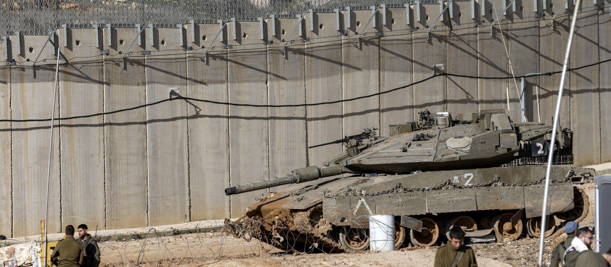 Un tanque de batalla principal Merkava del ejército israelí es desplegado junto al muro fronterizo de hormigón en una posición a lo largo de la frontera norte de Israel con Líbano