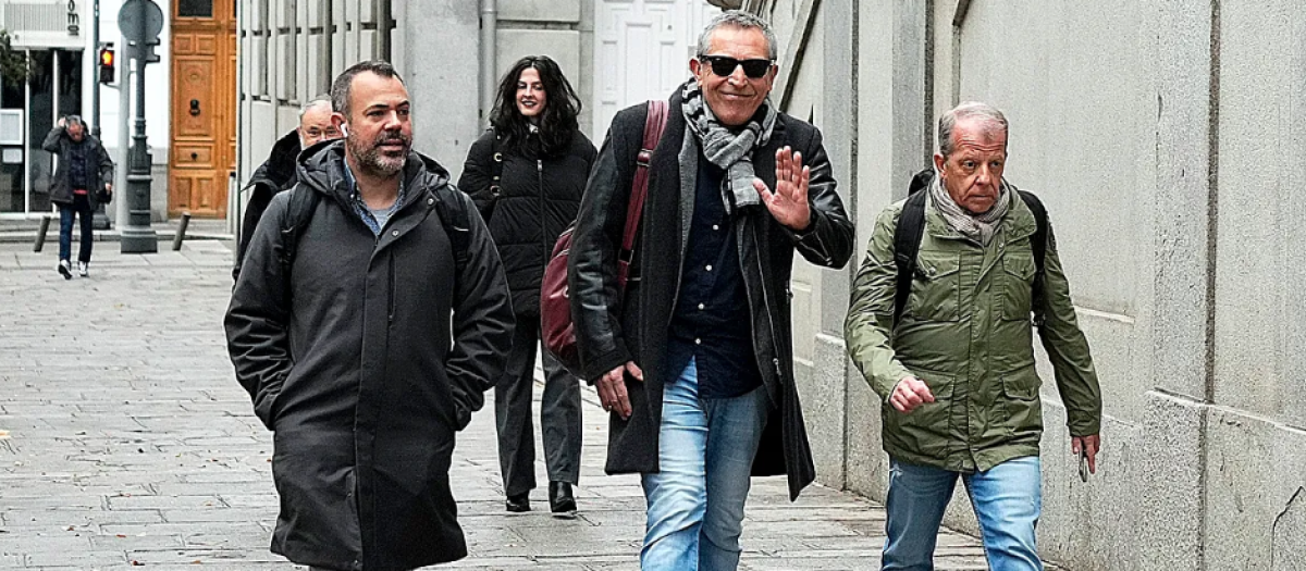 El periodista de la SER Miguel Ángel Campos, citado por el Supremo, en el centro de la imagen
