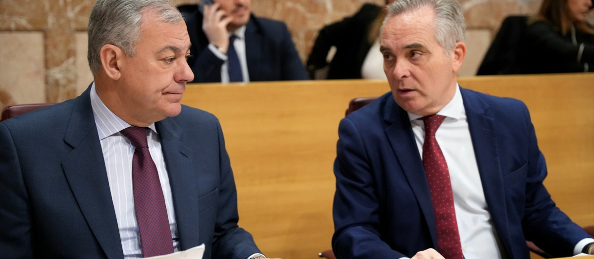 El alcalde de Sevilla, José Luis Sanz, y el delegado de Hacienda, Juan Bueno, durante el Pleno del Ayuntamiento de Sevilla.

MARÍA JOSÉ LÓPEZ - EUROPA PRESS
20/2/2025