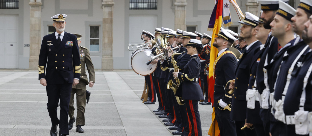 El Rey Felipe VI pasa revista a las tropas mientras visita el Arsenal Militar de Ferrol