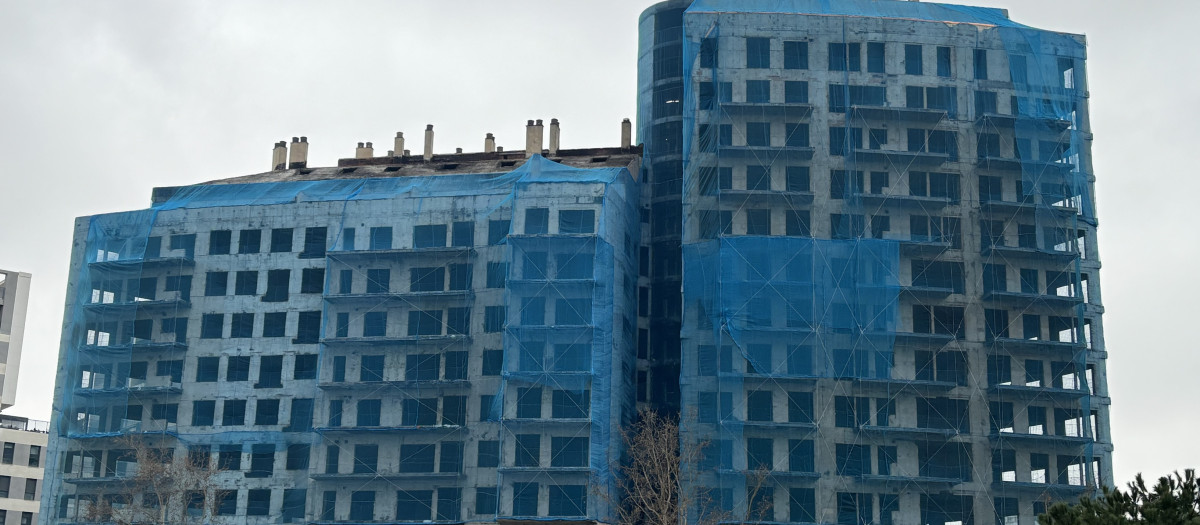 Fachada del edificio del barrio valenciano de Campanar, un año después, incendiado en 2024