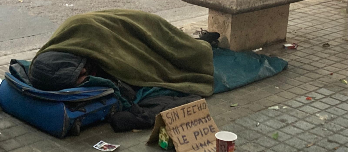 Un vagabundo pidiendo en la calle