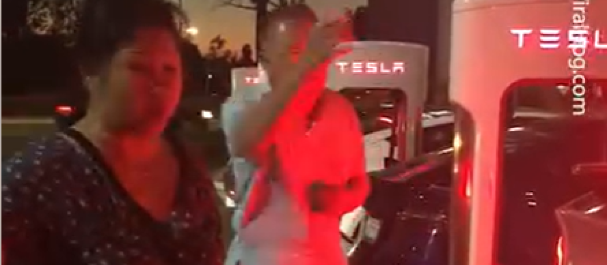 Los conductores relatan escenas muy poco agradables al cargar su coche