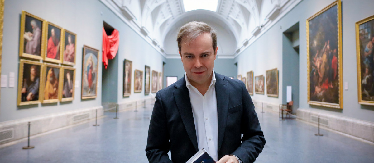 Javier Sierra posa en el Museo del Prado con su última novela 'El plan maestro'