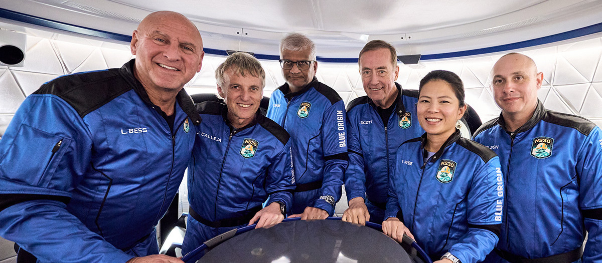 Jesús Calleja junto con el resto de tripulantes del décimo vuelo tripulado del programa New Shepard de Blue Origin