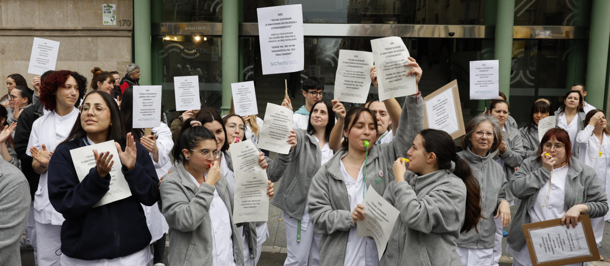 Un centenar de técnicos superiores sanitarios del Hospital Clínic de Barcelona protesta por el Estatuto Marco