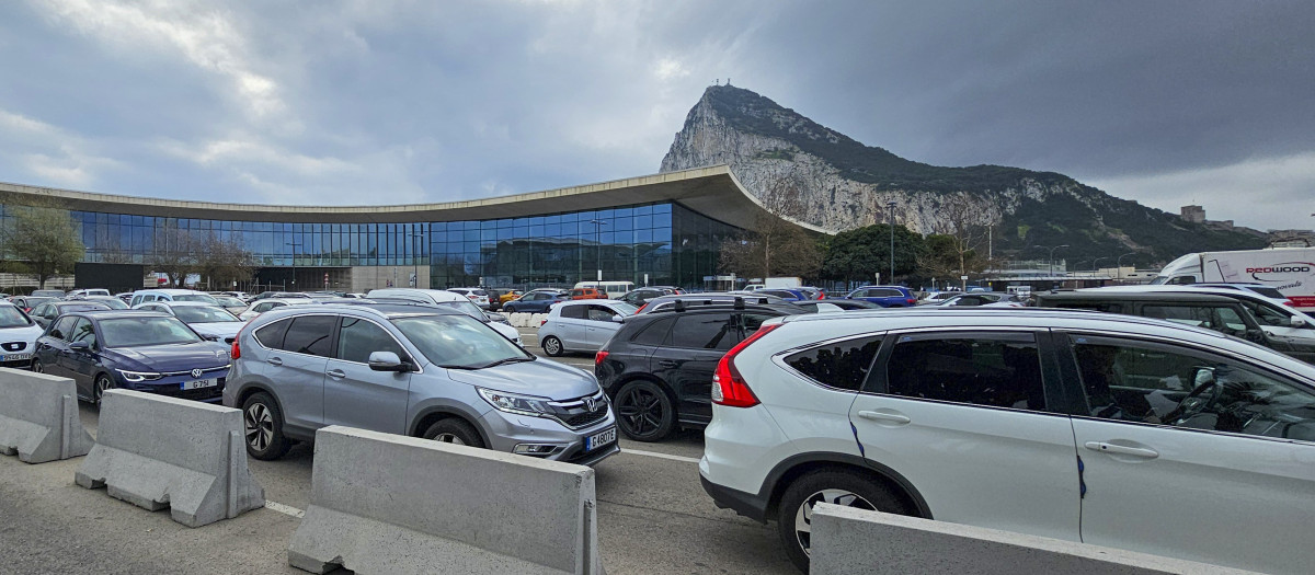 Las colas regresaron el pasado viernes a la frontera española con Gibraltar, después de que los agentes de la Policía Nacional destinados en la Verja hayan comenzado a pedir los pasaportes a los vehículos con matrícula de Gibraltar que salían en dirección al municipio vecino de La Línea de la Concepción (Cádiz). EFE/A. Carrasco Ragel