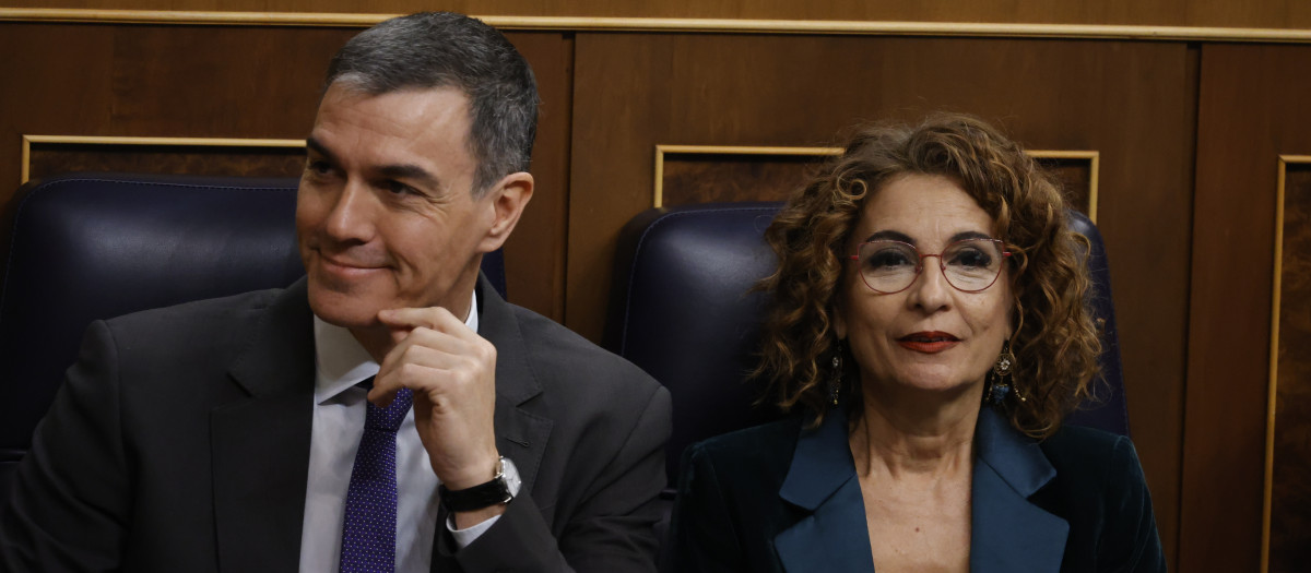 El presidente del Gobierno, Pedro Sánchez y la vicepresidenta primera y ministra de Hacienda, María Jesús Montero