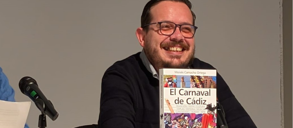 Moisés Camacho, con su libro sobre el Carnaval