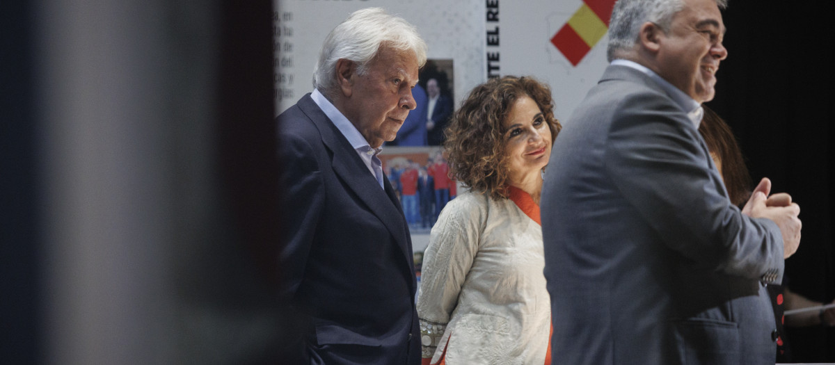 El expresidente del Gobierno Felipe González y la ministra de Hacienda, María Jesús Montero, juntos en un acto (archivo)