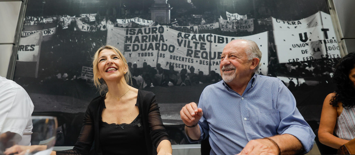 La vicepresidenta del Gobierno español y ministra de Trabajo y Economía Social, Yolanda Díaz (i), participa en una reunión en la Confederación de Trabajadores de la Educación de Argentina (CTERA