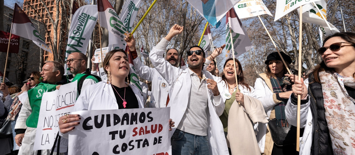Decenas de personas durante una concentración de los sindicatos médicos frente al Ministerio de Sanidad, a 13 de febrero de 2025