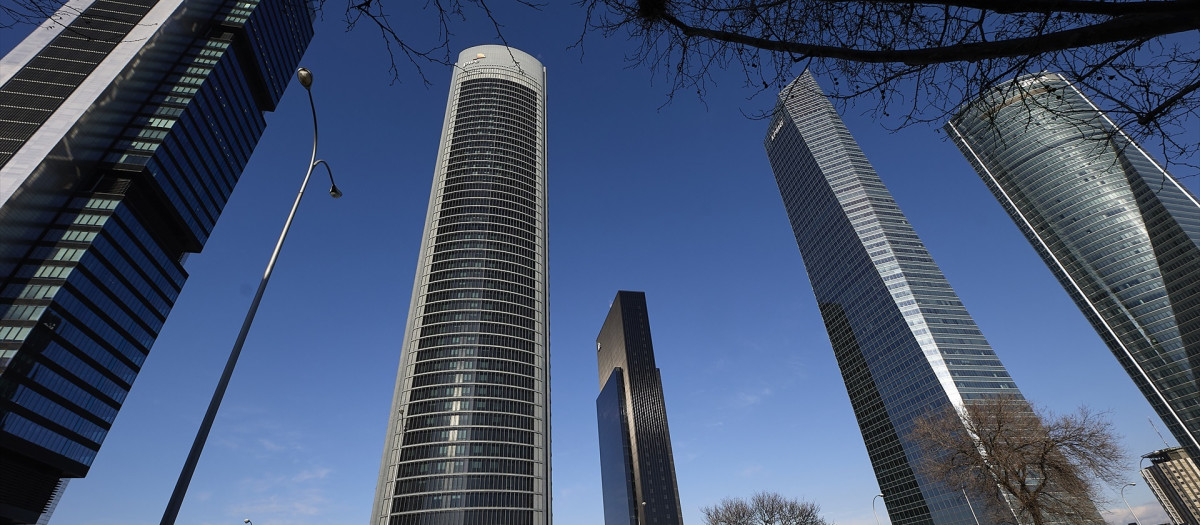 Vista de las 5 torres en el complejo Cuatro Torres Business Area