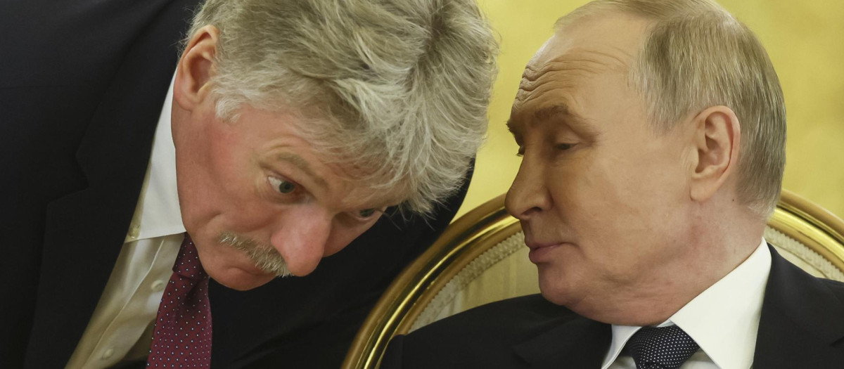 l presidente ruso, Vladímir Putin (dcha.), habla con el portavoz del Kremlin, Dmitri Peskov, en Moscú