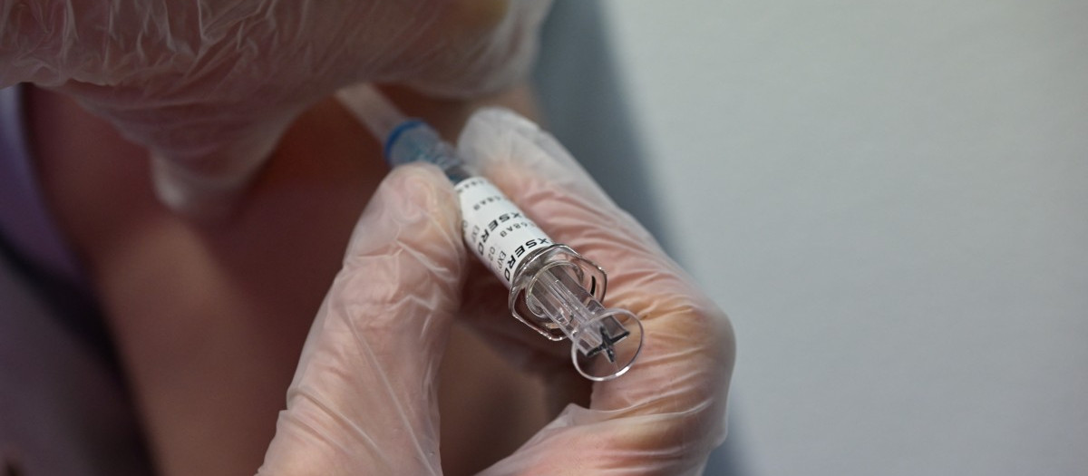 Un miembro de la Cruz Roja realiza una vacunación contra la meningitis