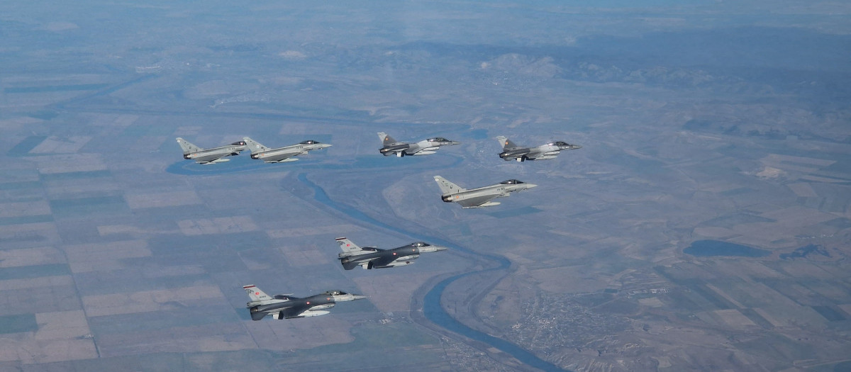 Aviones rumanos, turcos y españoles participantes en una misión aérea de la OTAN en Rumanía