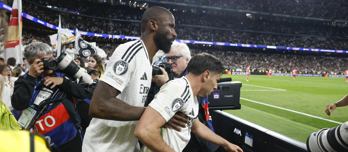 El delantero brasileño del Real Madrid, Vinicius Junior y el centrocampista argentino del Atlético de Madrid Rodrigo de Paul durante el encuentro correspondiente a la ida de los octavos de final de la Liga de Campeones que Real Madrid y Atlético de Madrid disputan hoy martes en el estadio Santiago Bernabéu, en Madrid.