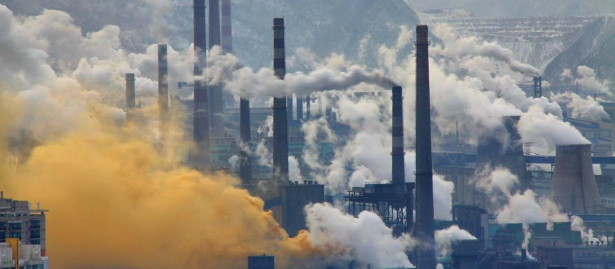 Fábricas emitiendo gases de efecto invernadero