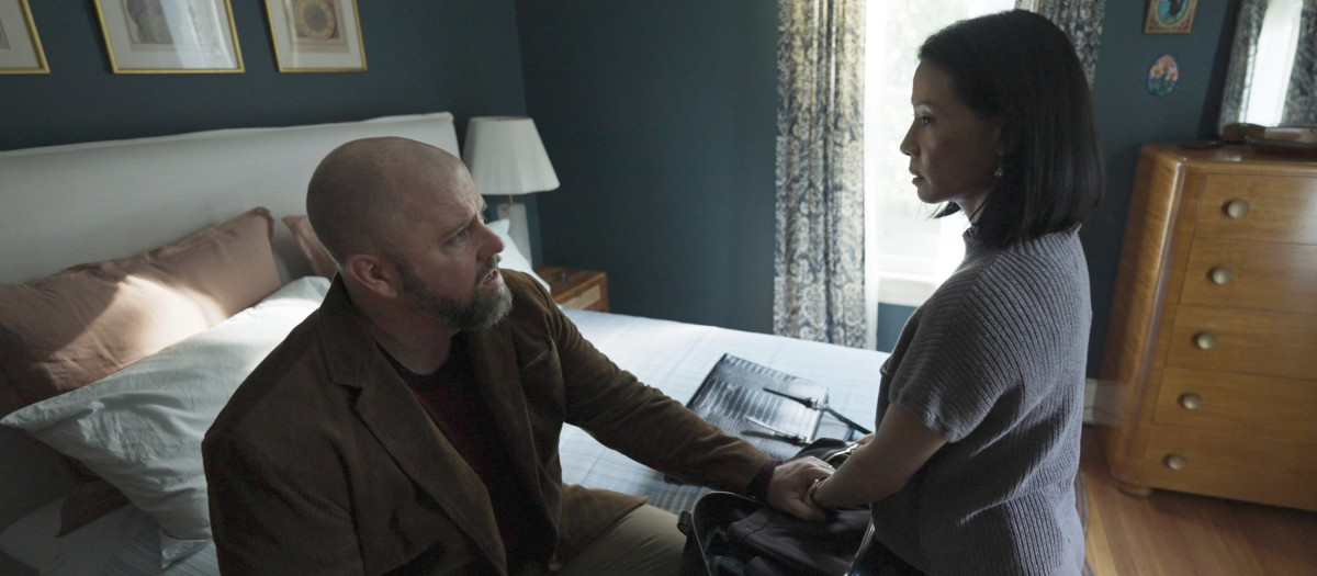 Chris Sullivan y Lucy Liu en Presence, que se estrena este viernes 7 de marzo en los cines