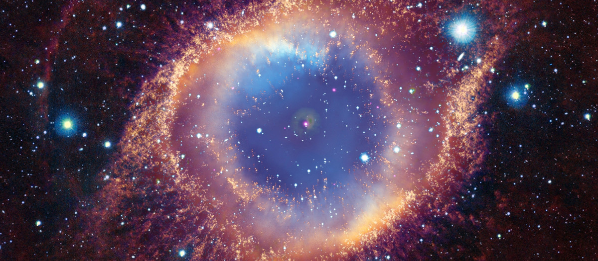 Imagen con rayos X de Chandra (magenta), datos de luz óptica de Hubble (naranja, azul claro), datos infrarrojos de ESO (dorado, azul oscuro) y datos ultravioleta de GALEX (morado) de la Nebulosa de la Hélice
