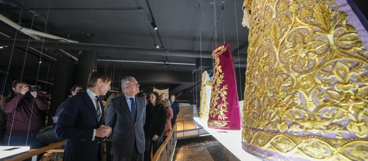 El alcalde de Sevilla visita la muestra de arte sacro 'Del esbozo a la gloria. El viaje del Arte Sacro' en el Castillo de San Jorge.

REMITIDA / HANDOUT por AYUNTAMIENTO DE SEVILLA
Fotografía remitida a medios de comunicación exclusivamente para ilustrar la noticia a la que hace referencia la imagen, y citando la procedencia de la imagen en la firma
05/3/2025