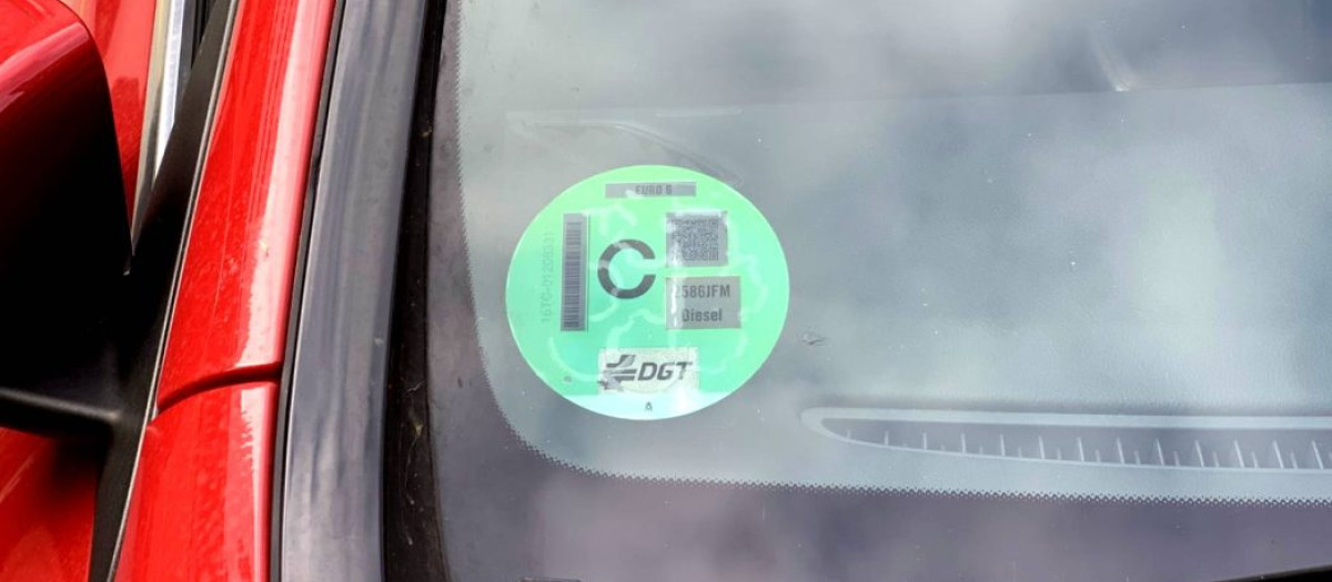 Coche con distintivo medioambiental