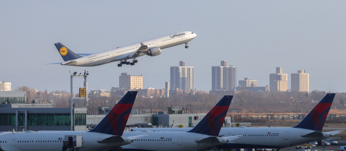 Un Airbus A340-600 de Lufthansa Airlines despega del Aeropuerto Internacional John F. Kennedy en la ciudad de Nueva York