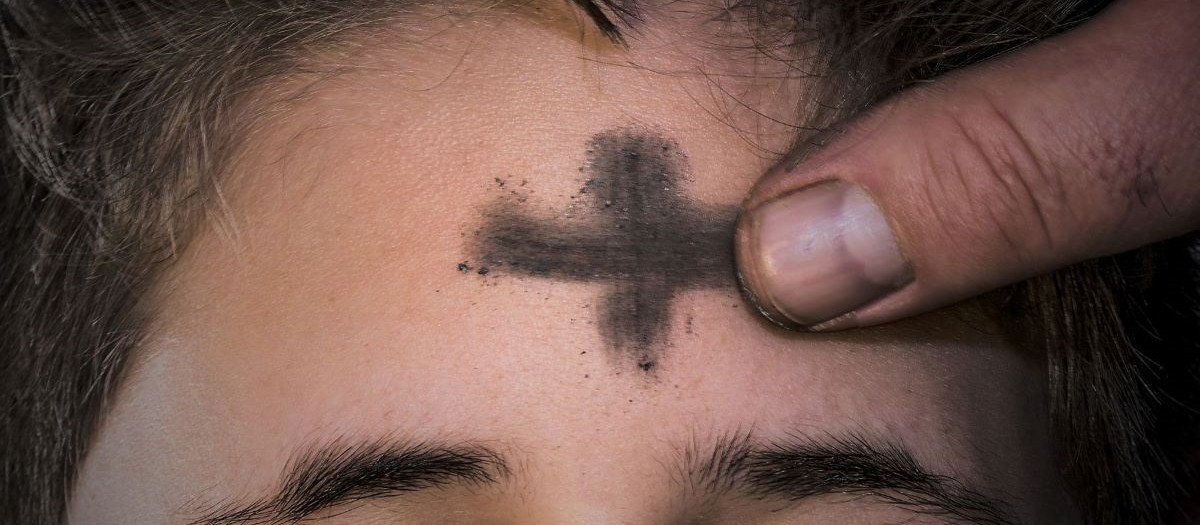 Imposición de la ceniza por el inicio de la Cuaresma