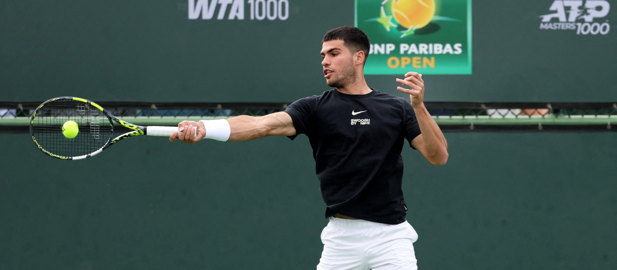 Carlos Alcaraz, en un entrenamiento previo a Indian Wells