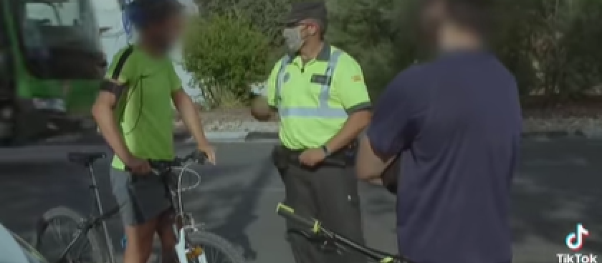 El agente discutiendo con los dos ciclistas