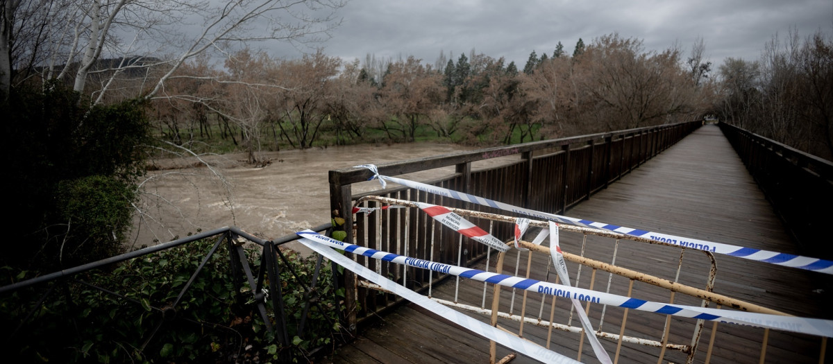 Una valla y cintas indican el cierre del paso a zonas inundables ante la crecida del caudal del río Henares
Eduardo Parra / Europa Press
07 MARZO 2025;ALCALÁ DE HENARES;INUNDABLE;RIO;CRECIDA;
07/3/2025