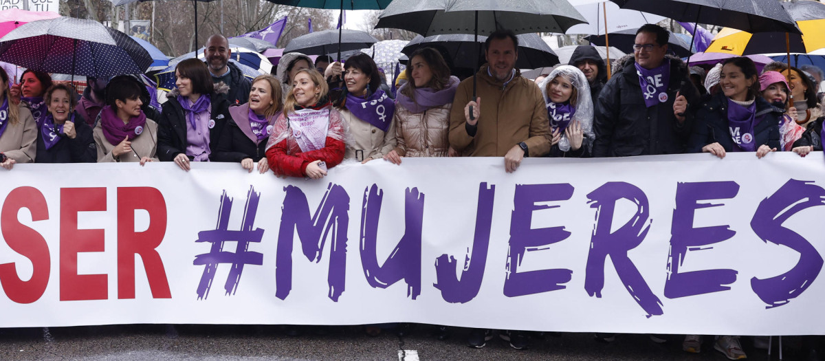 Varios ministros socialistas encabezan parte de la marcha convocada por la Comisión 8M en Madrid