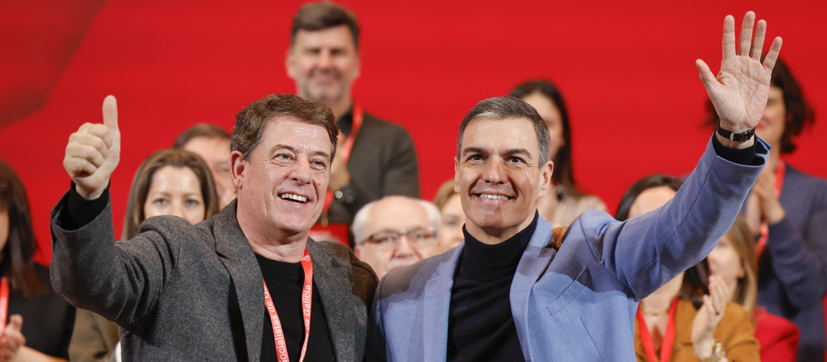El presidente del Gobierno, Pedro Sánchez, junto a José Ramón Gómez Besteiro, ratificado secretario general del PSdeG