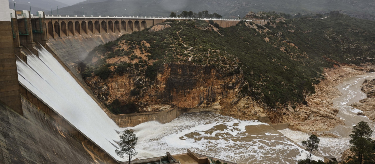 Embalse de Forata desembalsando agua en Valencia