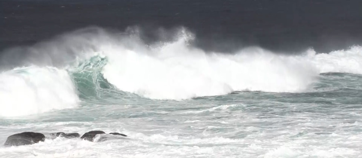 Continúa la alerta naranja por fuerte oleaje en la costa gallega