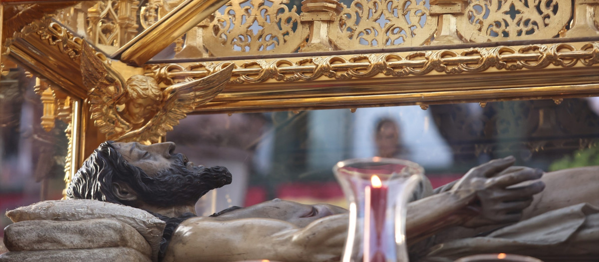 Los pasos empiezan a procesionar por la Campana con motivo del Santo Entierro Grande