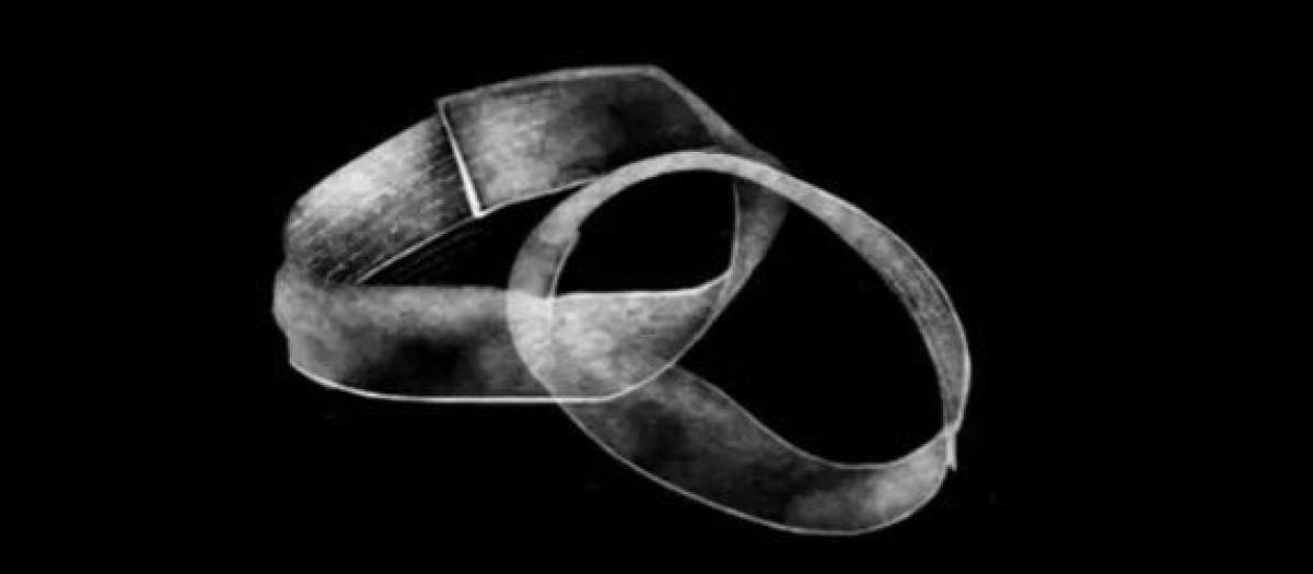Representación artística de hidrogeles en un anillo de Möbius formado mediante autocuración