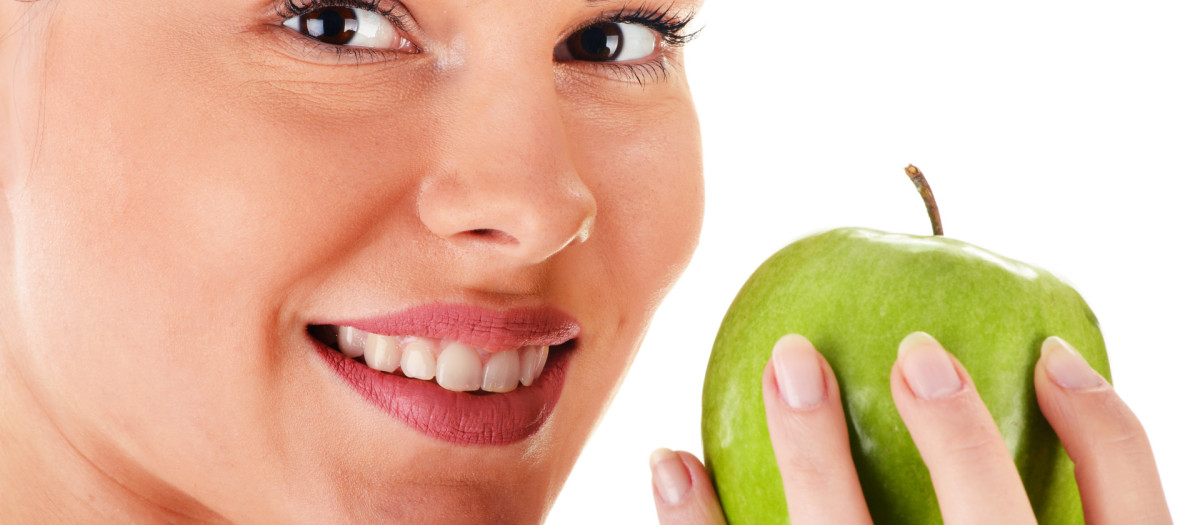 cepillarse los dientes al menos tres veces al día y hacer uso del hilo dental y el colutorio