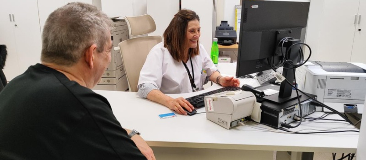 Médico y paciente de centro sanitario público