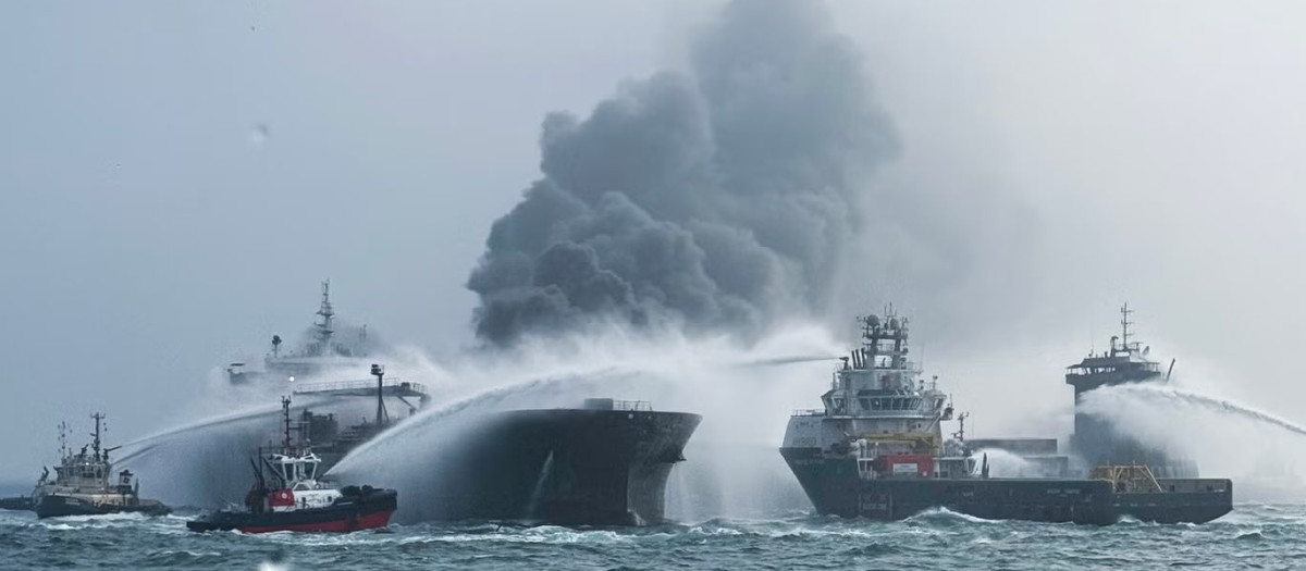 La Guardia Costera trabaja para extinguir las llamas tras la colisión del petrolero en Reino Unido
